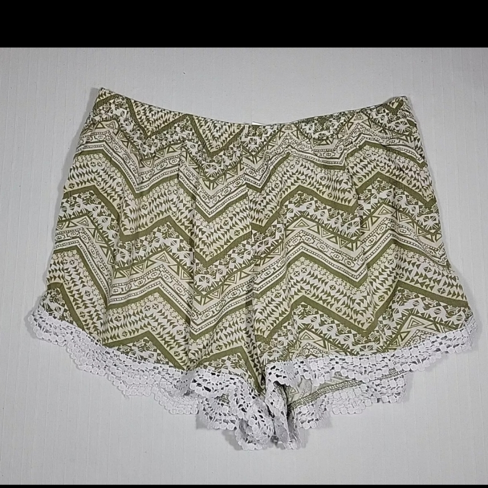 Just Be Green And White Chevron Size M Shorts With Lace